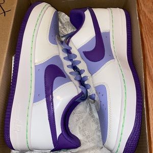 Air Force 1 Nike sneakers with green accent